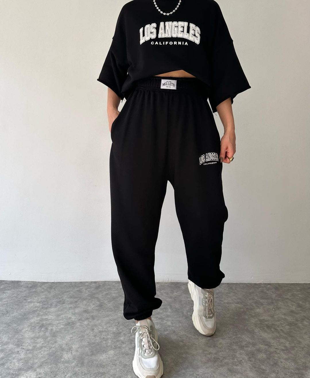 Ensemble deux pièces pour femme : sweat à capuche imprimé à manches courtes, pantalon et vêtements de loisirs pour les trajets domicile-travail.