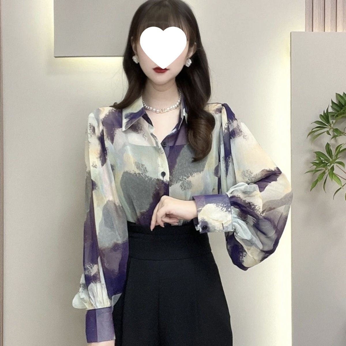 Chemise ajustée élégante en polyester élasthanne noir imprimé papillons