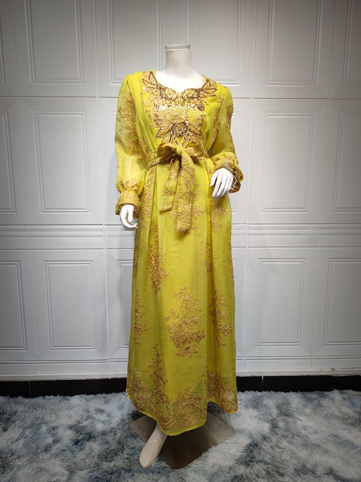 Robe brodée à appliqués pour femme arabe