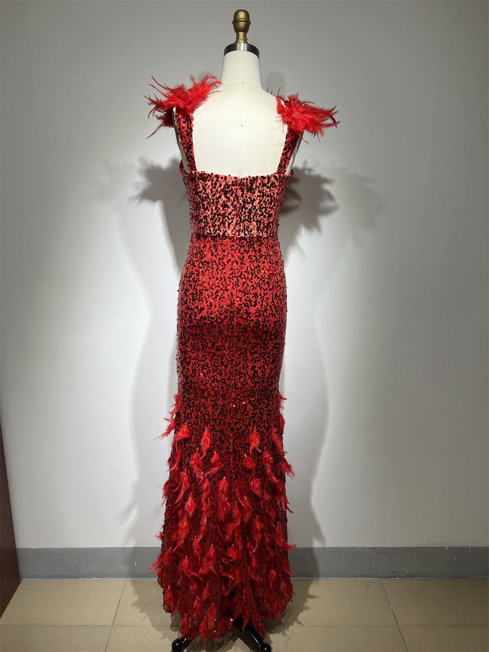 Robe fourreau rouge sans manches, à sequins et plumes, avec col carré