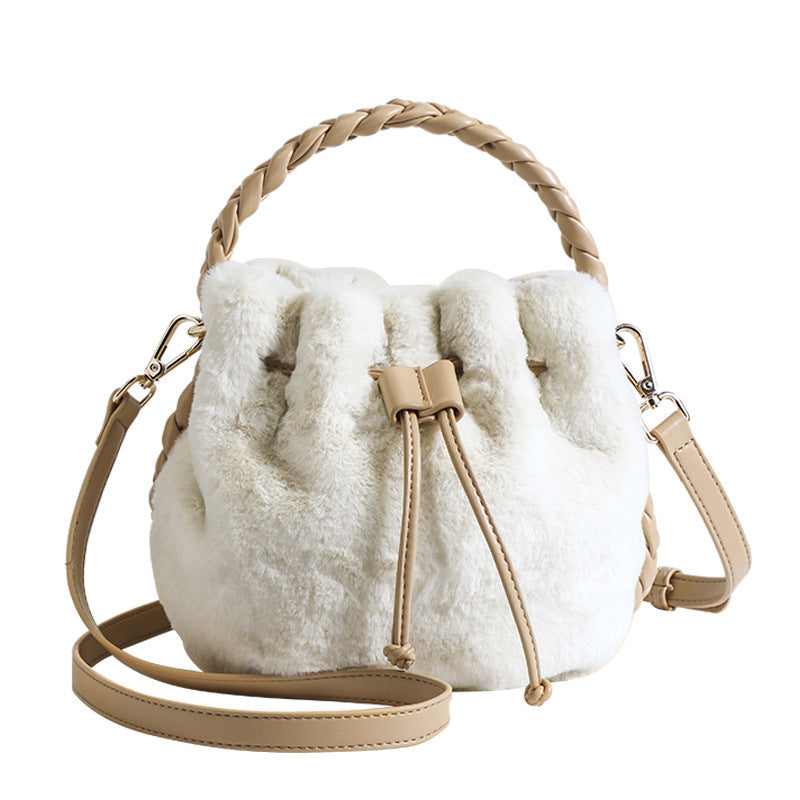 Sac seau Bretzel en peluche blanche avec bandoulière réglable