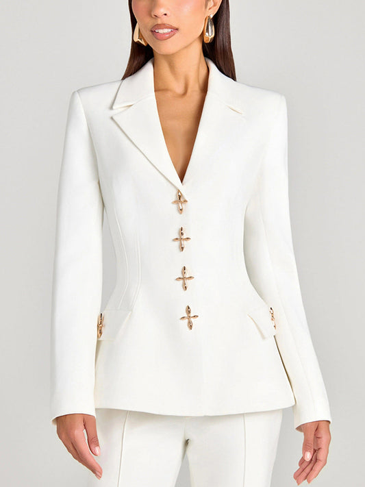 Costume deux pièces blanc à simple boutonnage composé d'un blazer et d'un pantalon 