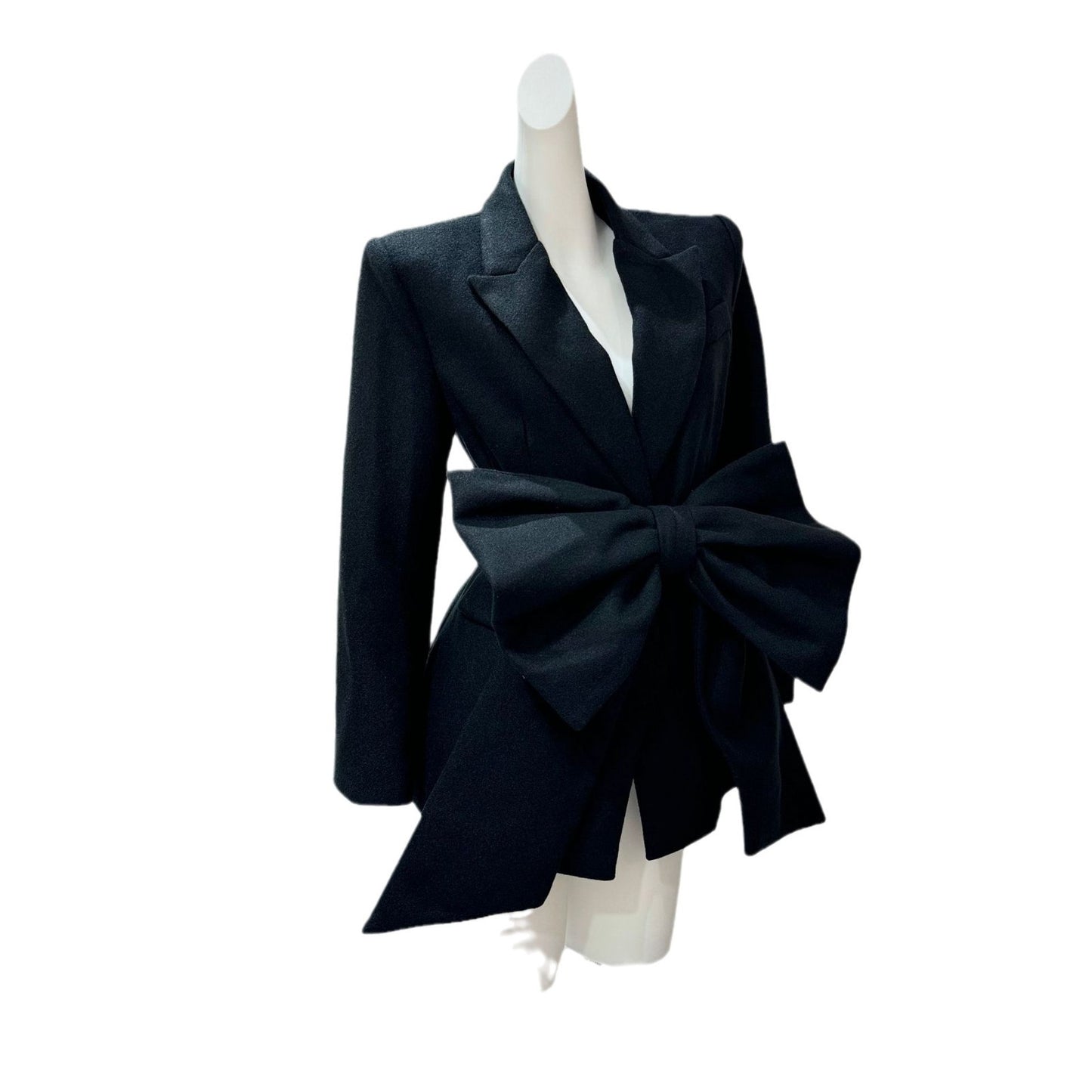 جاكيت نسائي بأكمام طويلة مزين بأزرار وربطة عنق مزخرفة، وياقة مدببة، وتطريز على شكل فيونكة.