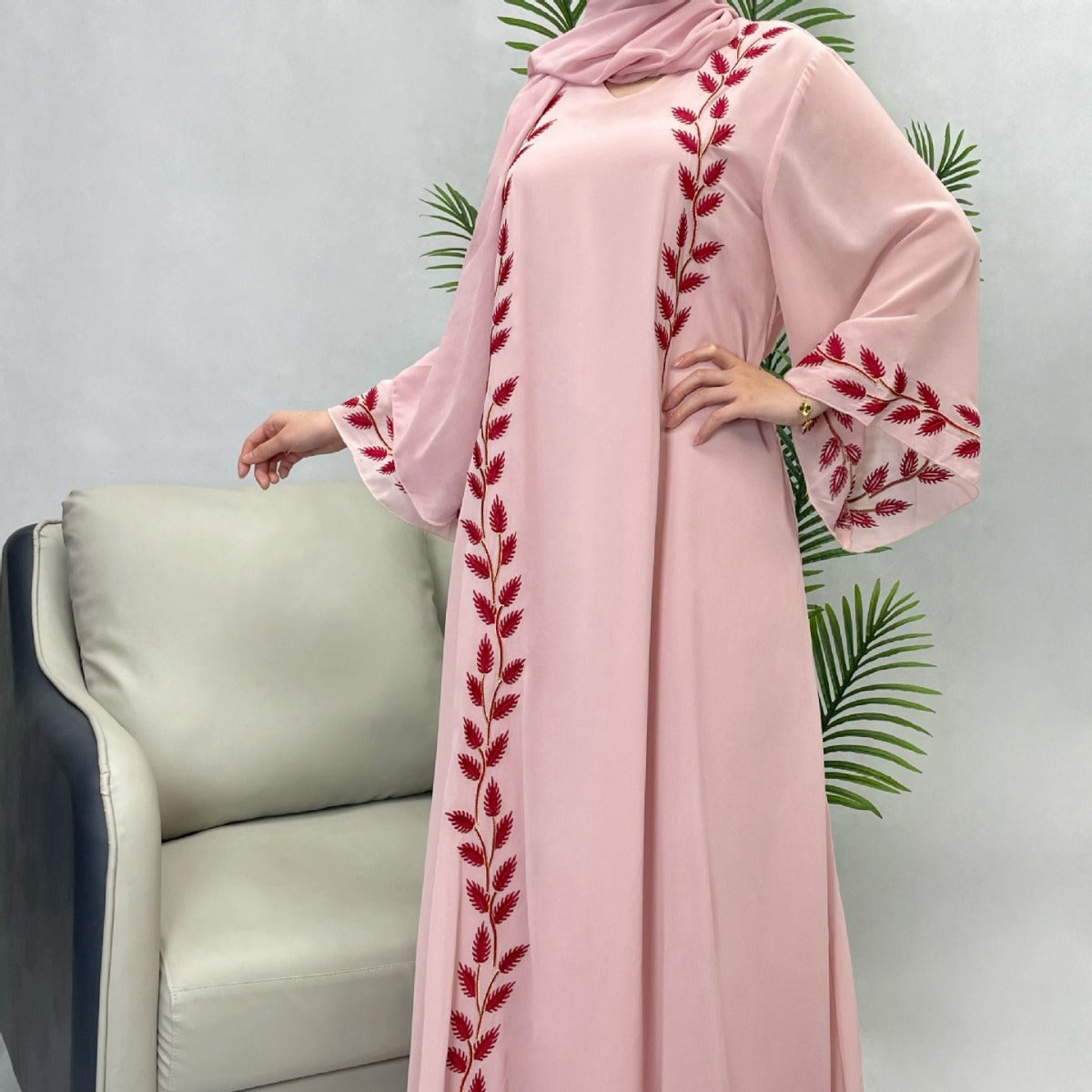Robe longue musulmane à col rond brodée d'un motif végétal avec manches cloche