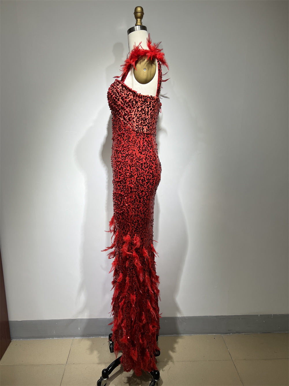 Robe fourreau rouge sans manches, à sequins et plumes, avec col carré