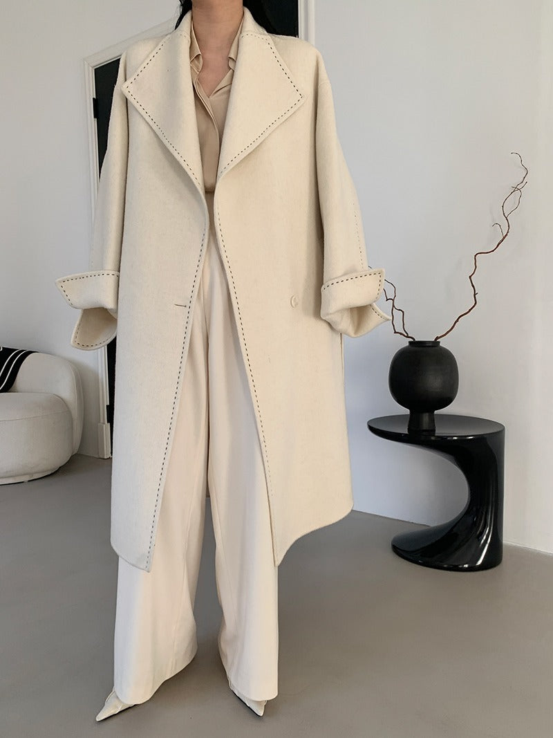 Manteau double-face en laine avec revers en fourrure longue et détails lacés en blanc ivoire et noir, tailles S-L