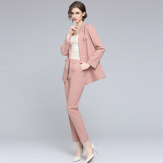 Ensemble deux pièces pour les trajets domicile-travail : pantalon crayon fin, couleur unie