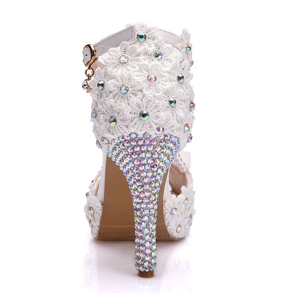 Sandales à plateforme et talon aiguille, peep toe blanches ornées de strass et perles