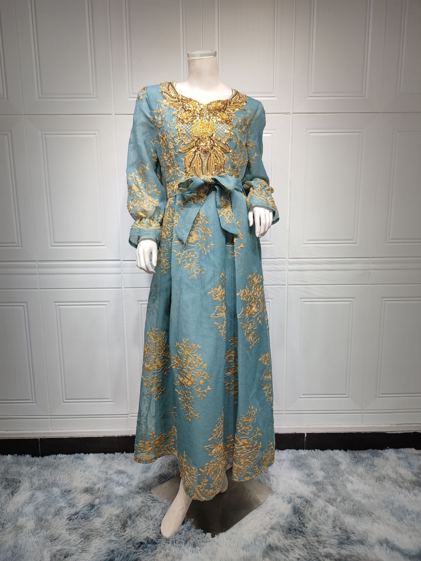 Robe brodée à appliqués pour femme arabe