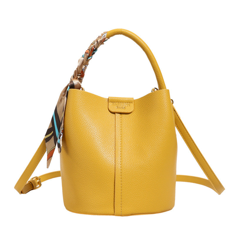 Sac seau porté main avec accent en foulard