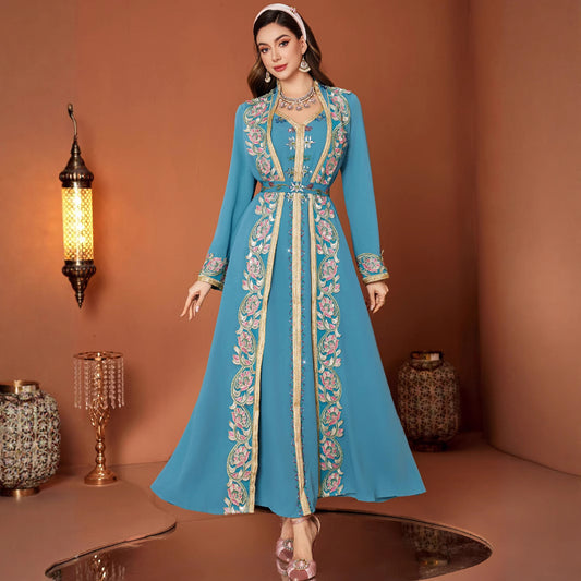 فستان شرق أوسطي مزين بحزام، بياقة على شكل حرف V من الدانتيل، بتصميم روب من قطعتين مزيفتين