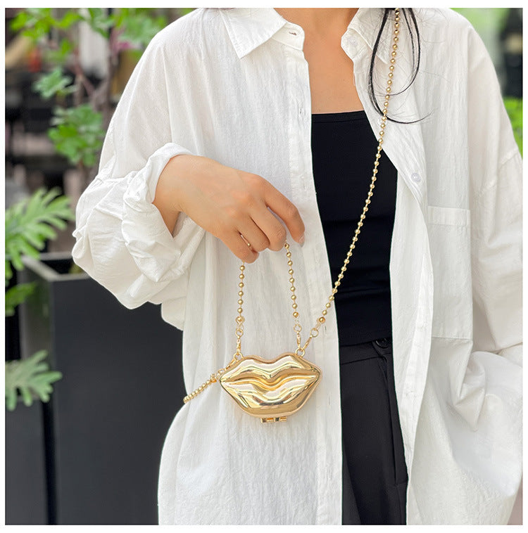 Sac à bandoulière en PU brillant en forme de lèvre personnalisé avec chaîne