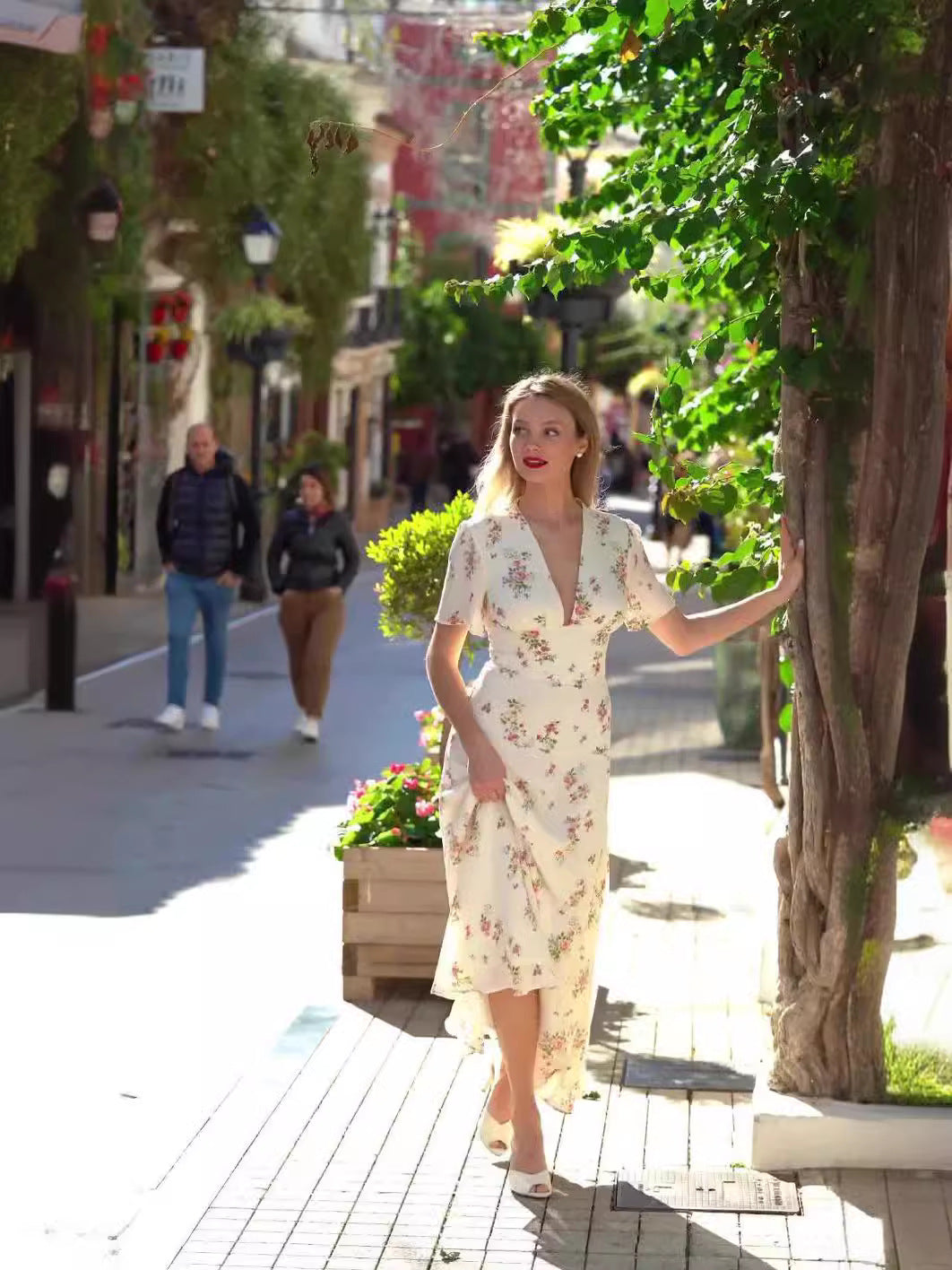 Robe française sexy amincissante à fleurs, décolleté plongeant et taille haute