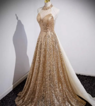 Robe de soirée dorée pour femme sénior, ambiance haut de gamme