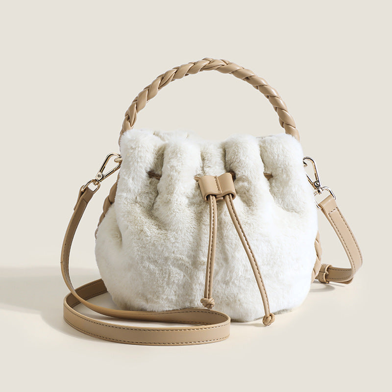 Sac seau Bretzel en peluche blanche avec bandoulière réglable