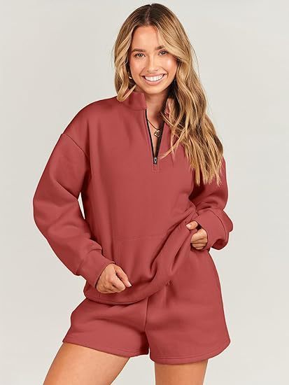 Ensemble deux pièces femme : sweat à capuche et short avec poches