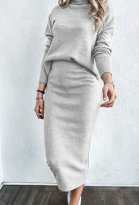 طقم نسائي أنيق وعصري مكون من قطعتين، بياقة على شكل حرف V، بتصميم مرقع ولون موحد.