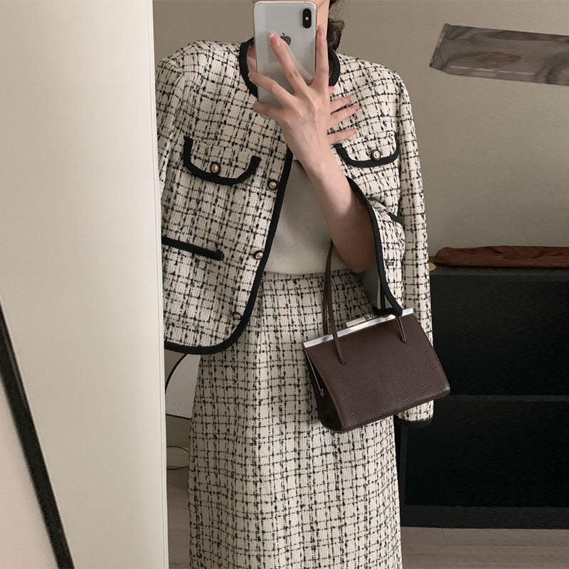 Petit manteau court en tweed à col rond style campagne, tailleur jupe écossaise taille haute