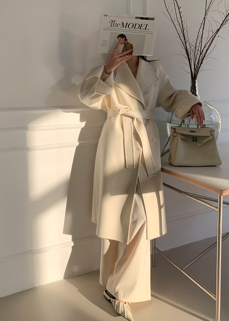 Manteau double-face en laine avec revers en fourrure longue et détails lacés en blanc ivoire et noir, tailles S-L