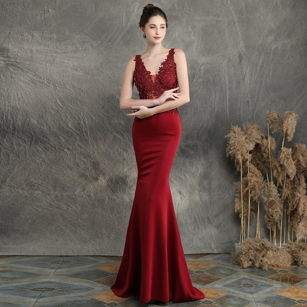 Robe de mariée longue ornée de perles pour un toast