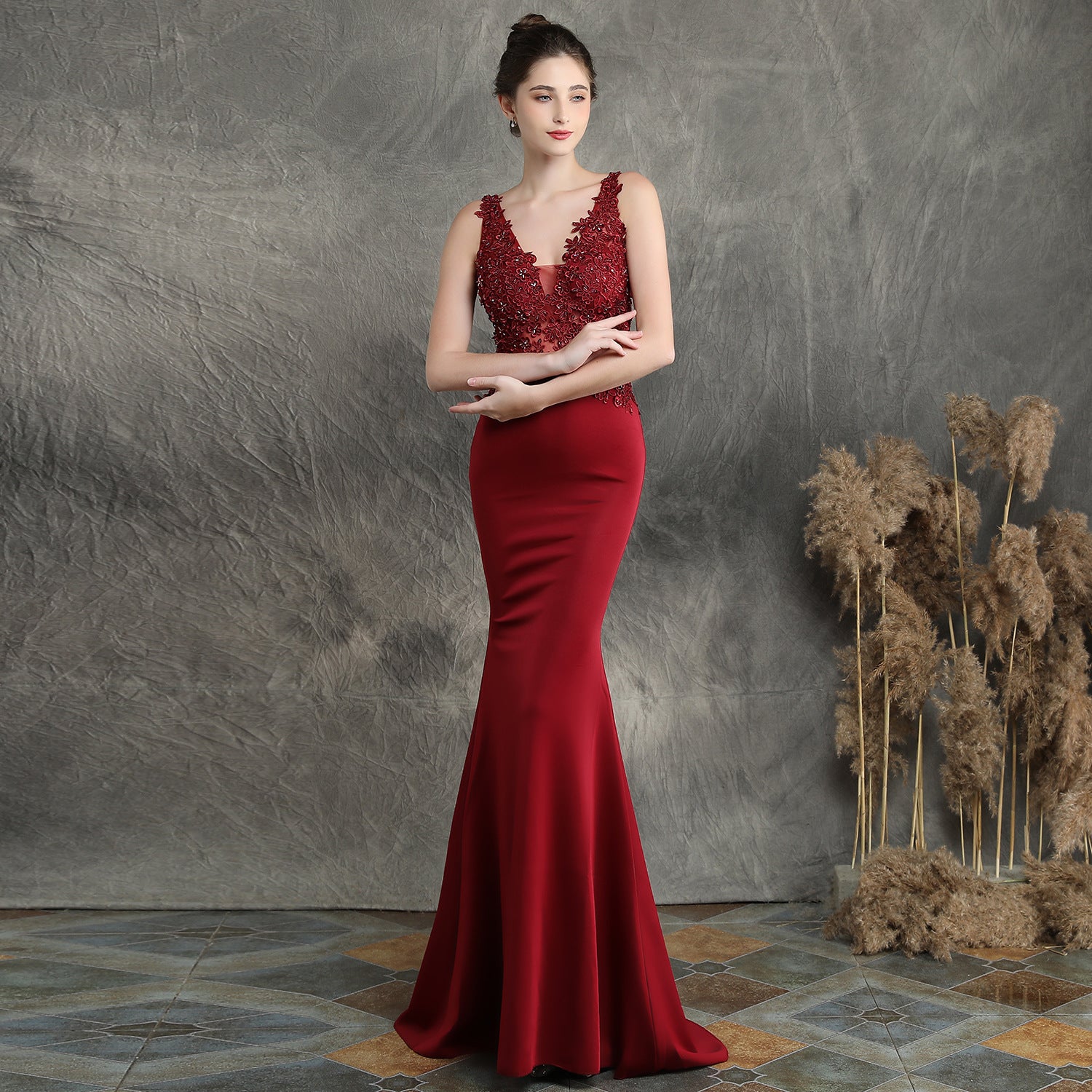 Robe de mariée longue ornée de perles pour un toast