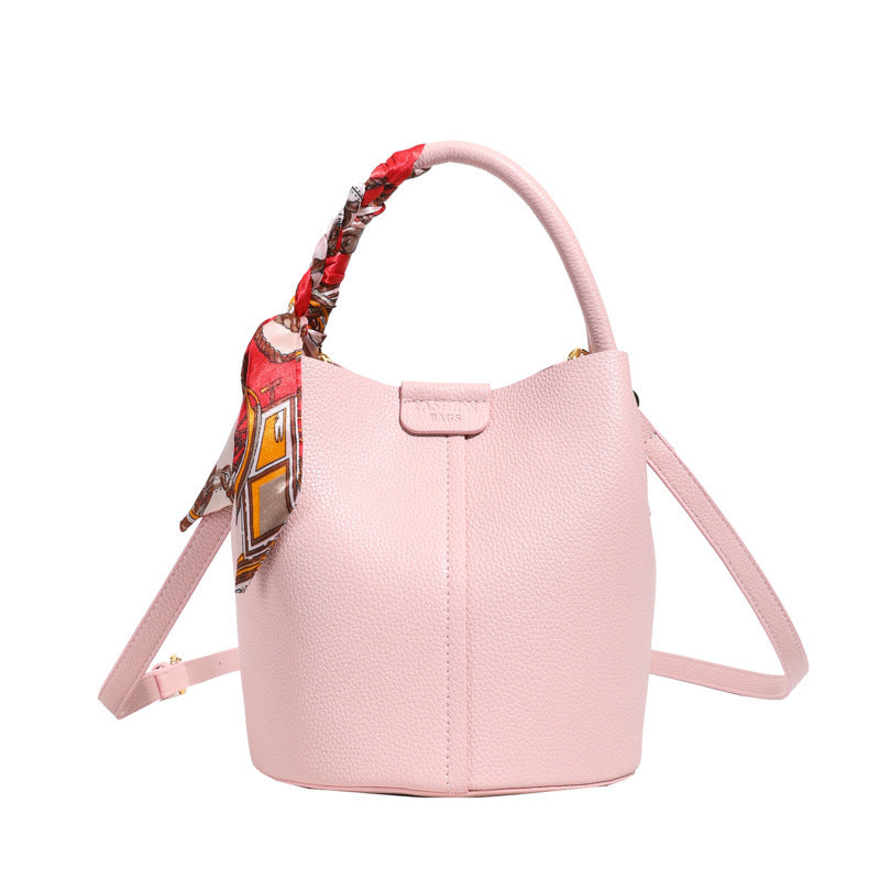 Sac seau porté main avec accent en foulard