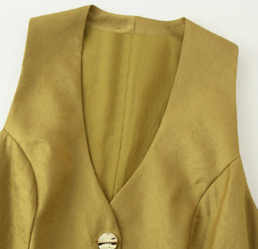 Ensemble gilet en satin de soie à boutons dorés avec ceinture et pantalon large