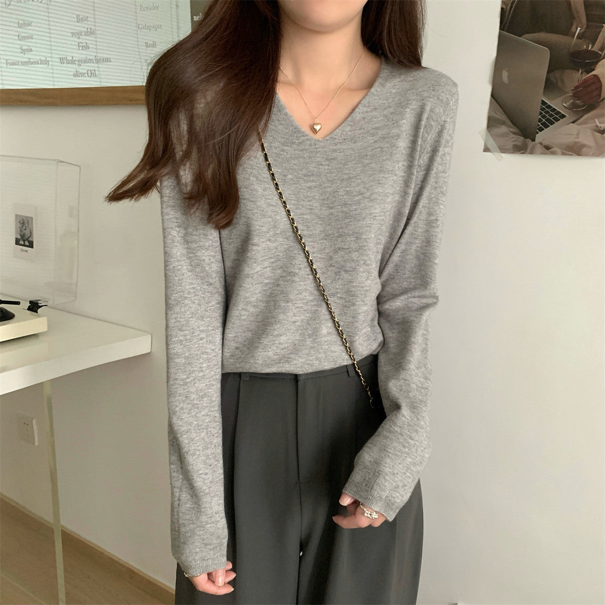 كنزة صوفية فضفاضة بياقة على شكل حرف V ناعمة ومريحة للارتداء فوق طبقات أخرى من الملابس