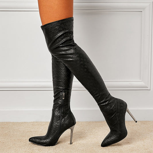 Nouvelle collection automne-hiver : bottes cuissardes noires stretch amincissantes à talon fin.