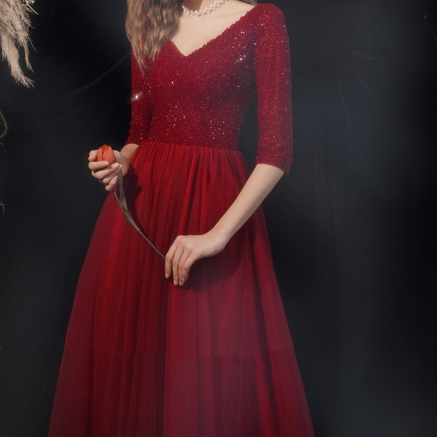 Robe de mariée bordeaux à manches longues et dos ouvert pour le toast