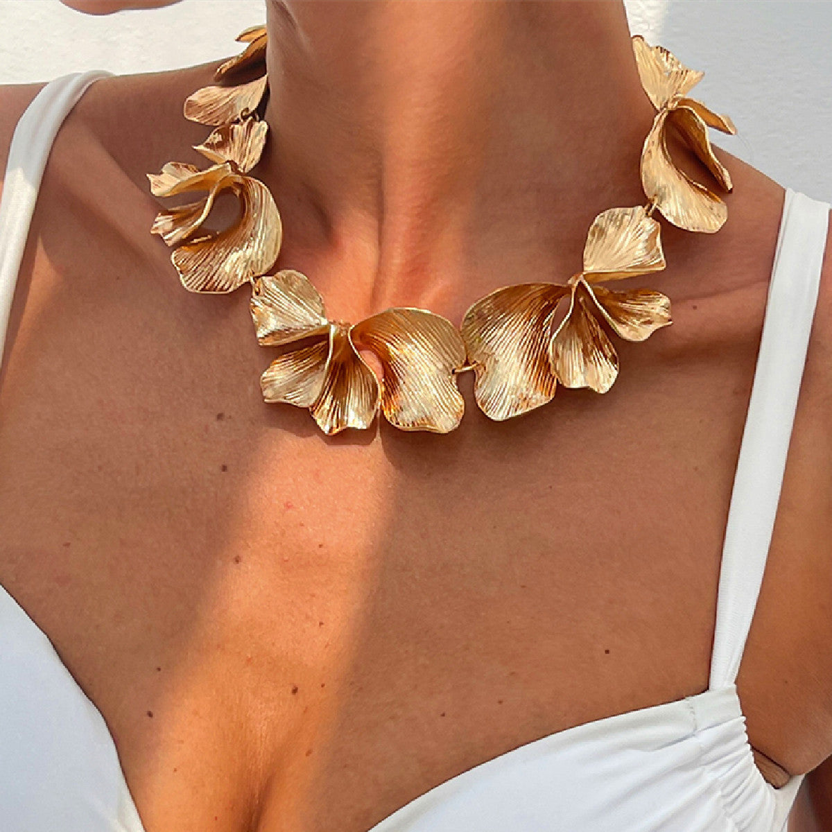 Fashion Pleated Texture Flower Necklace Unique Design