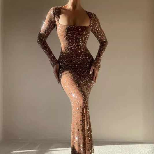 فستان نسائي ضيق بأكمام طويلة