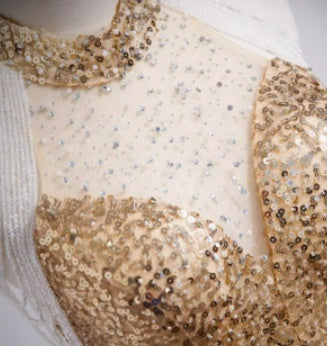 Robe de soirée dorée pour femme sénior, ambiance haut de gamme