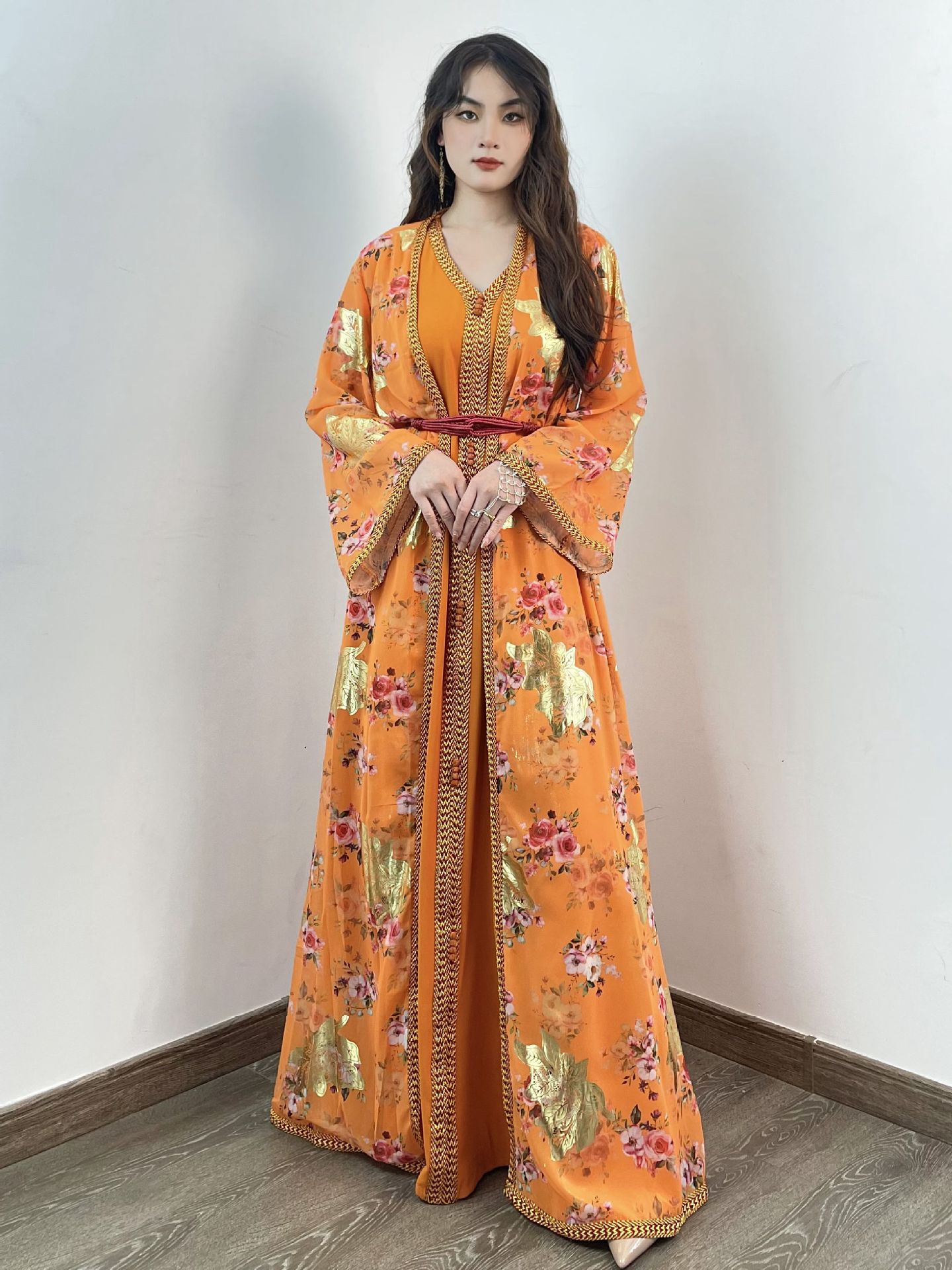 روب نسائي برتقالي بأكمام طويلة بتصميم دبي مع حزام