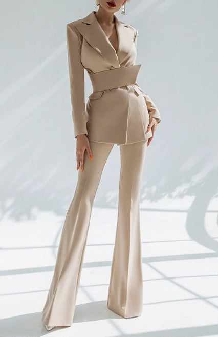 Costume deux pièces à ceinture et revers
