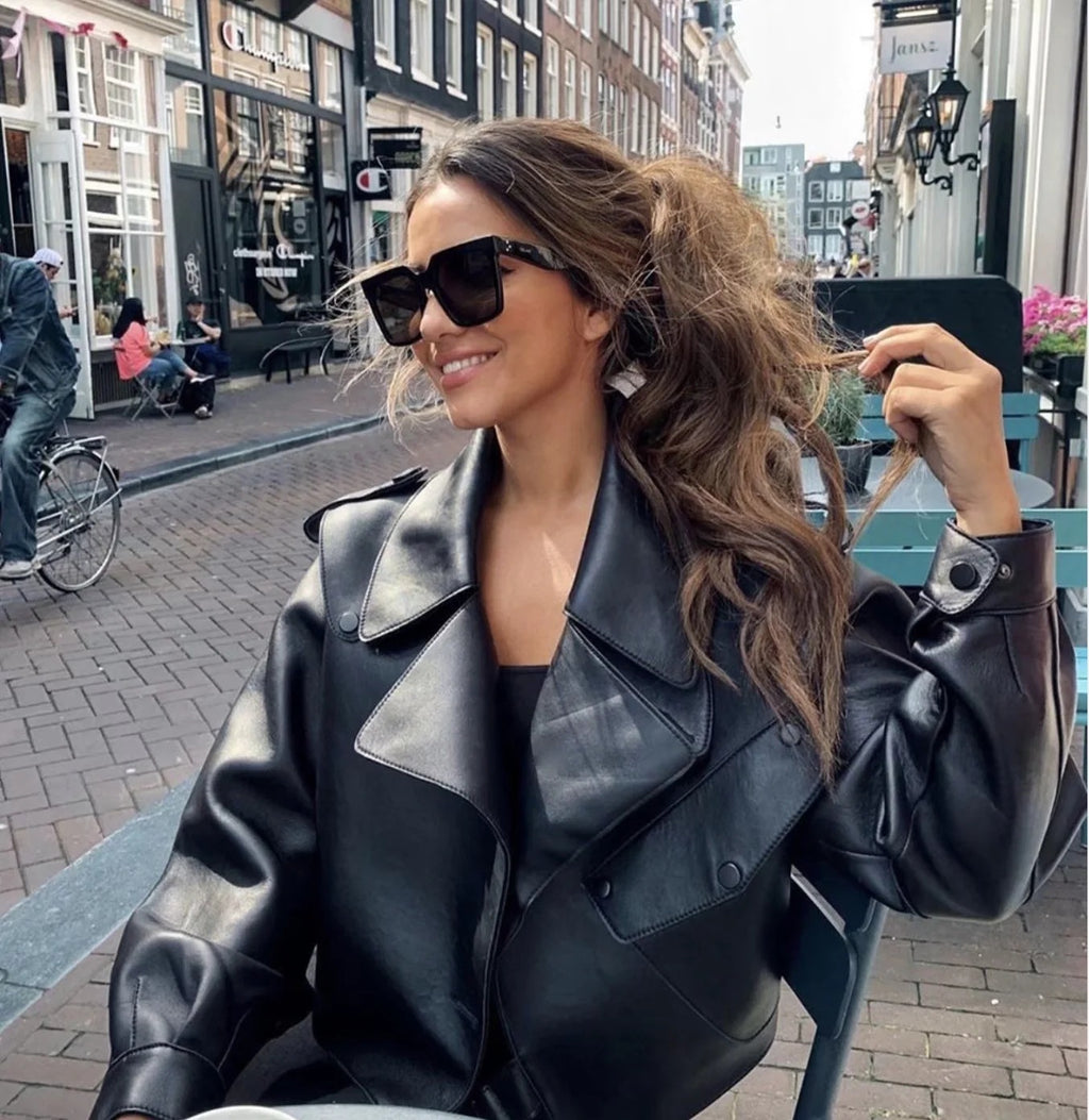 Blouson de moto en cuir synthétique avec revers pour femme – Court, élégant, séduisant