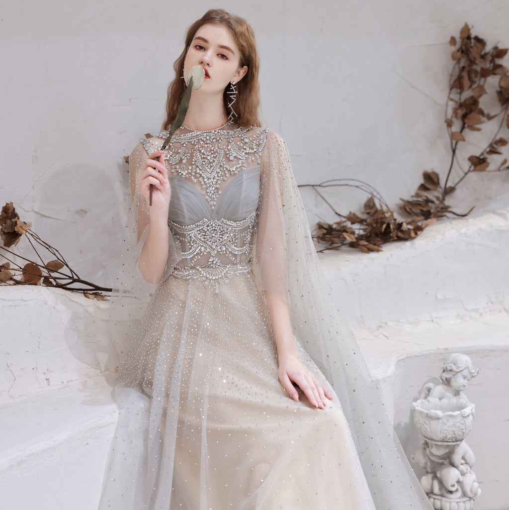 Robe de soirée longue grise avec châle