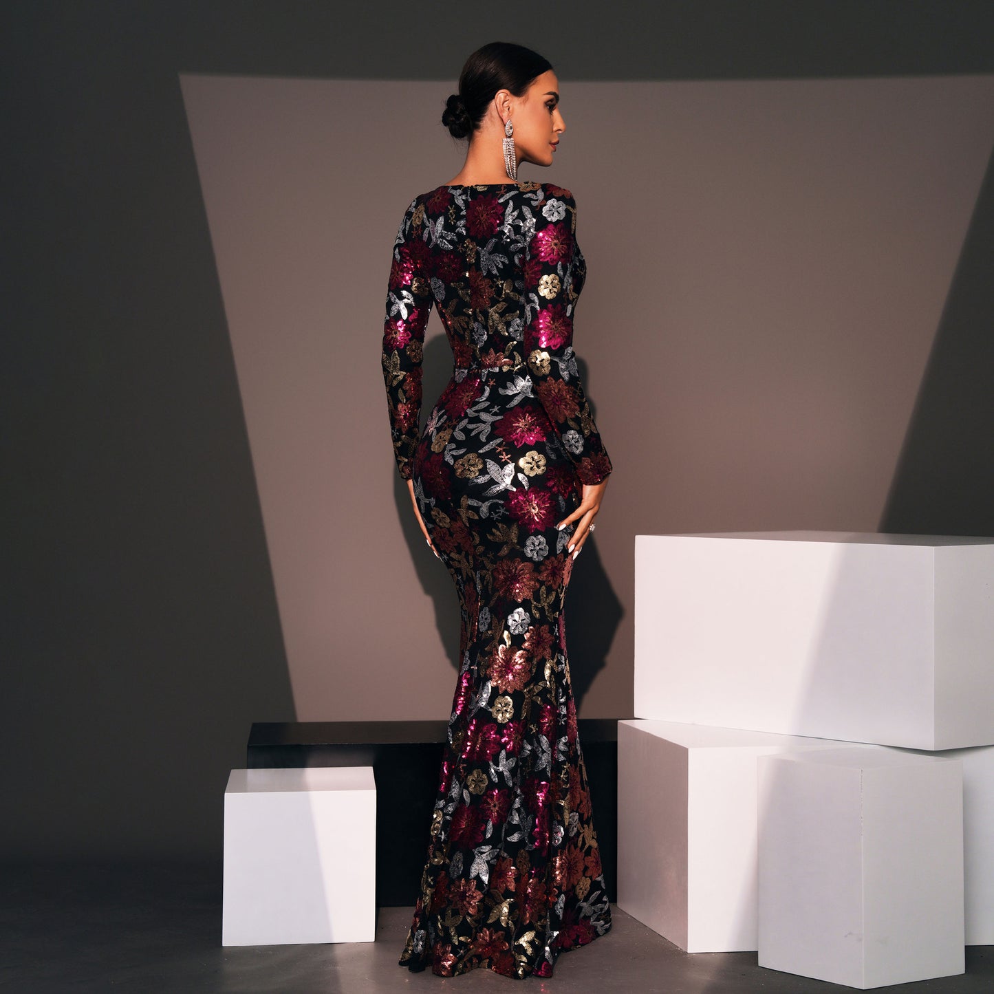 فستان سهرة طويل الأكمام بياقة دائرية مزين بالترتر، مناسب لحفلات الزفاف ووصيفات العروس