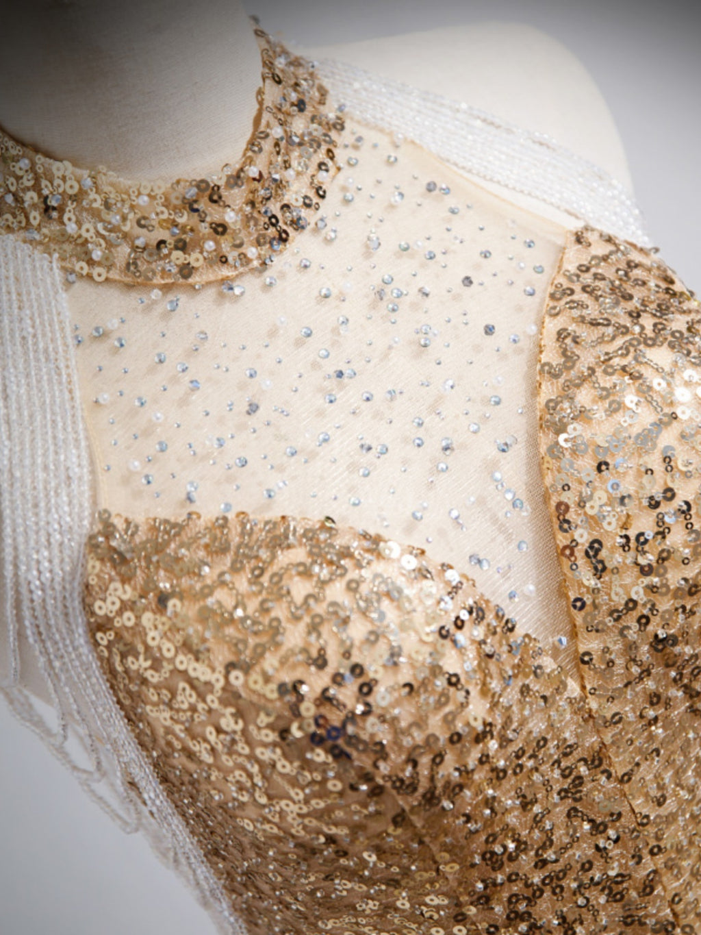 Robe de soirée dorée sans manches pour performance d'hôtesse