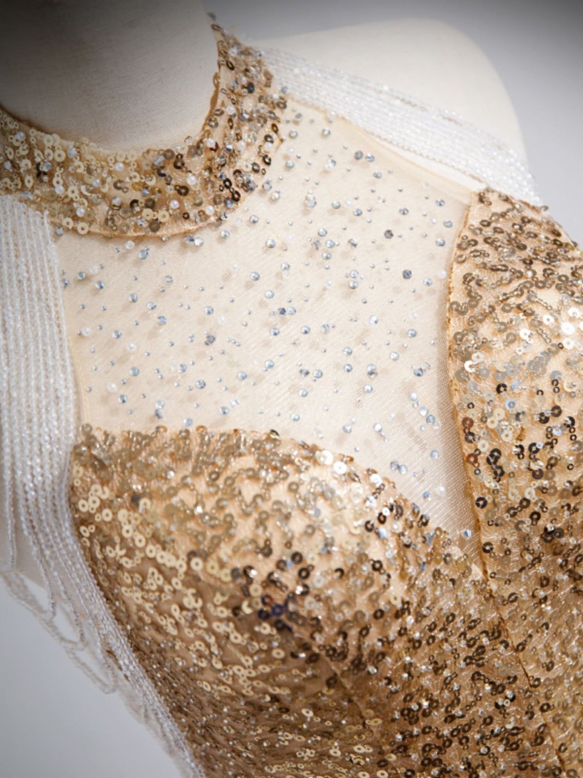 Robe de soirée dorée sans manches pour performance d'hôtesse