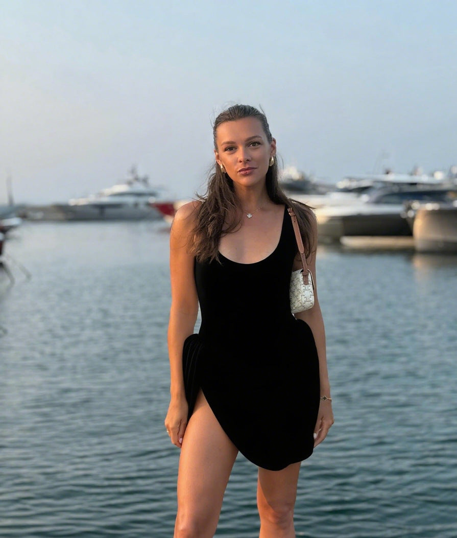 Robe plissée dos nu fendue et col en U