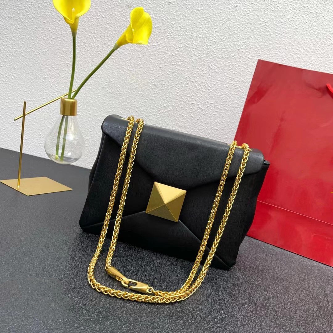 Women's Retro Large Rivet Chain Clamshell Bag 22x17x9cm