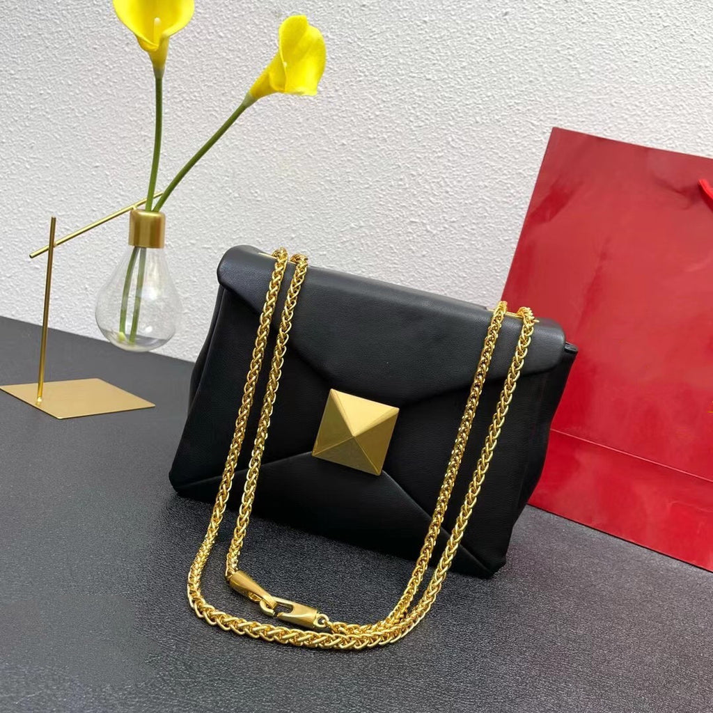 Women's Retro Large Rivet Chain Clamshell Bag 22x17x9cm