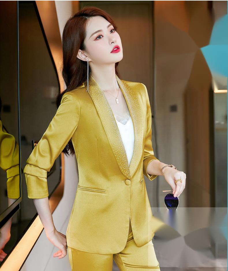 بدلة نسائية أنيقة