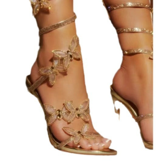 Sandales à talons aiguilles papillon ornées de strass en noir, rose et or