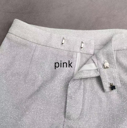 Veste de costume à paillettes, sous-vêtements, pantalon droit.