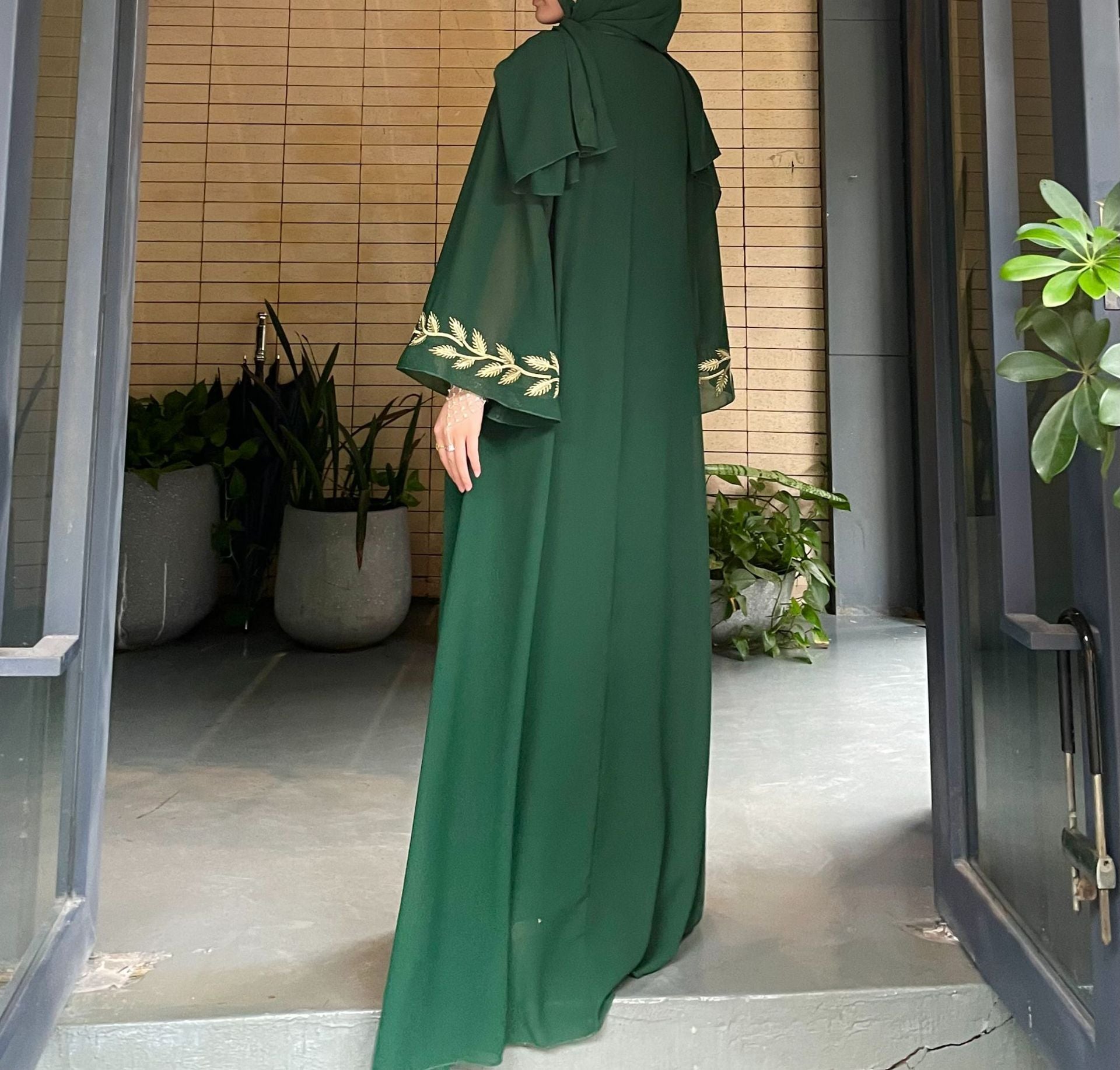Robe longue musulmane à col rond brodée d'un motif végétal avec manches cloche