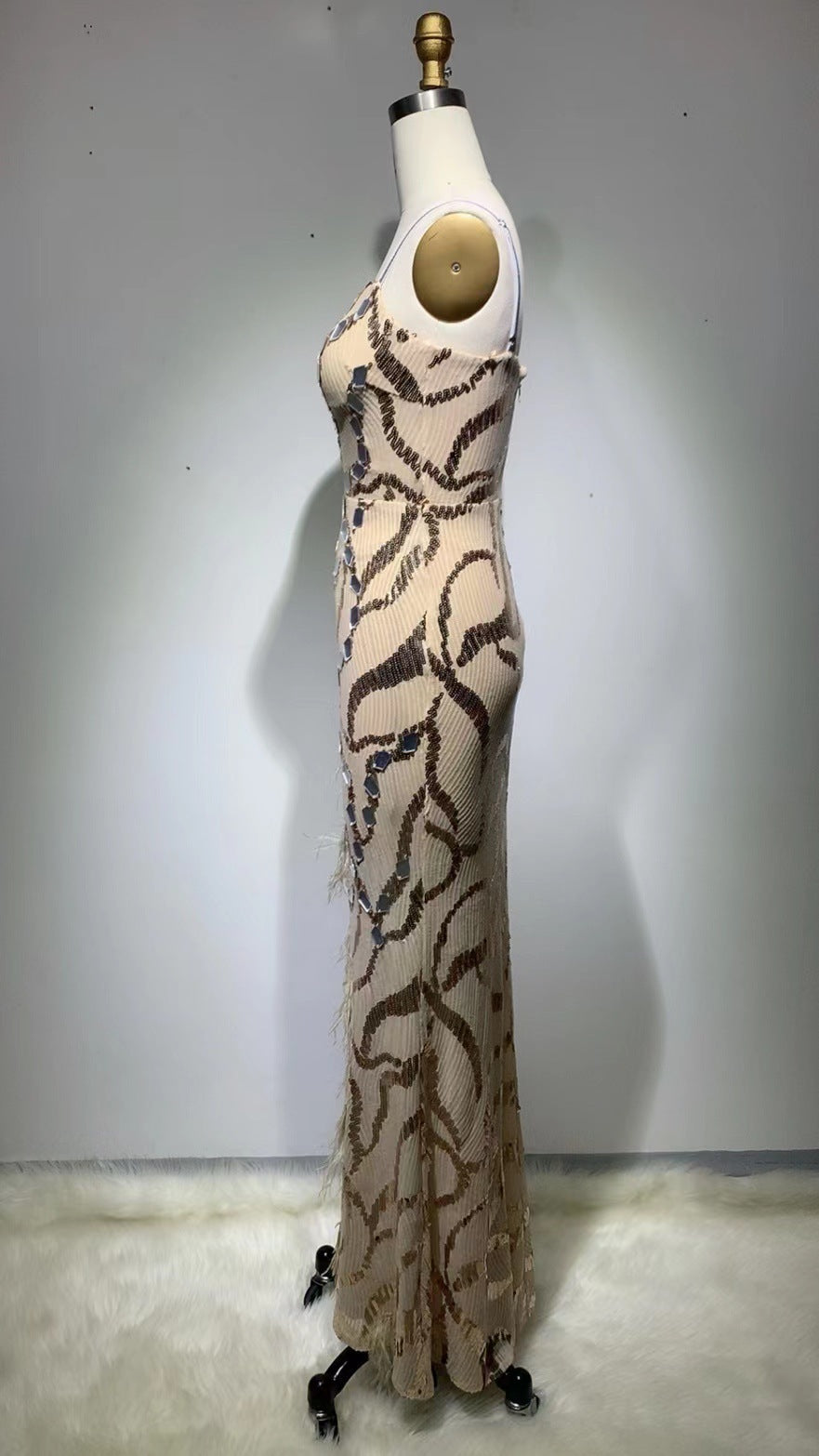 Robe élégante en coton, abricot, ornée de paillettes, de fentes et de plumes, avec dos nu à bretelles en V