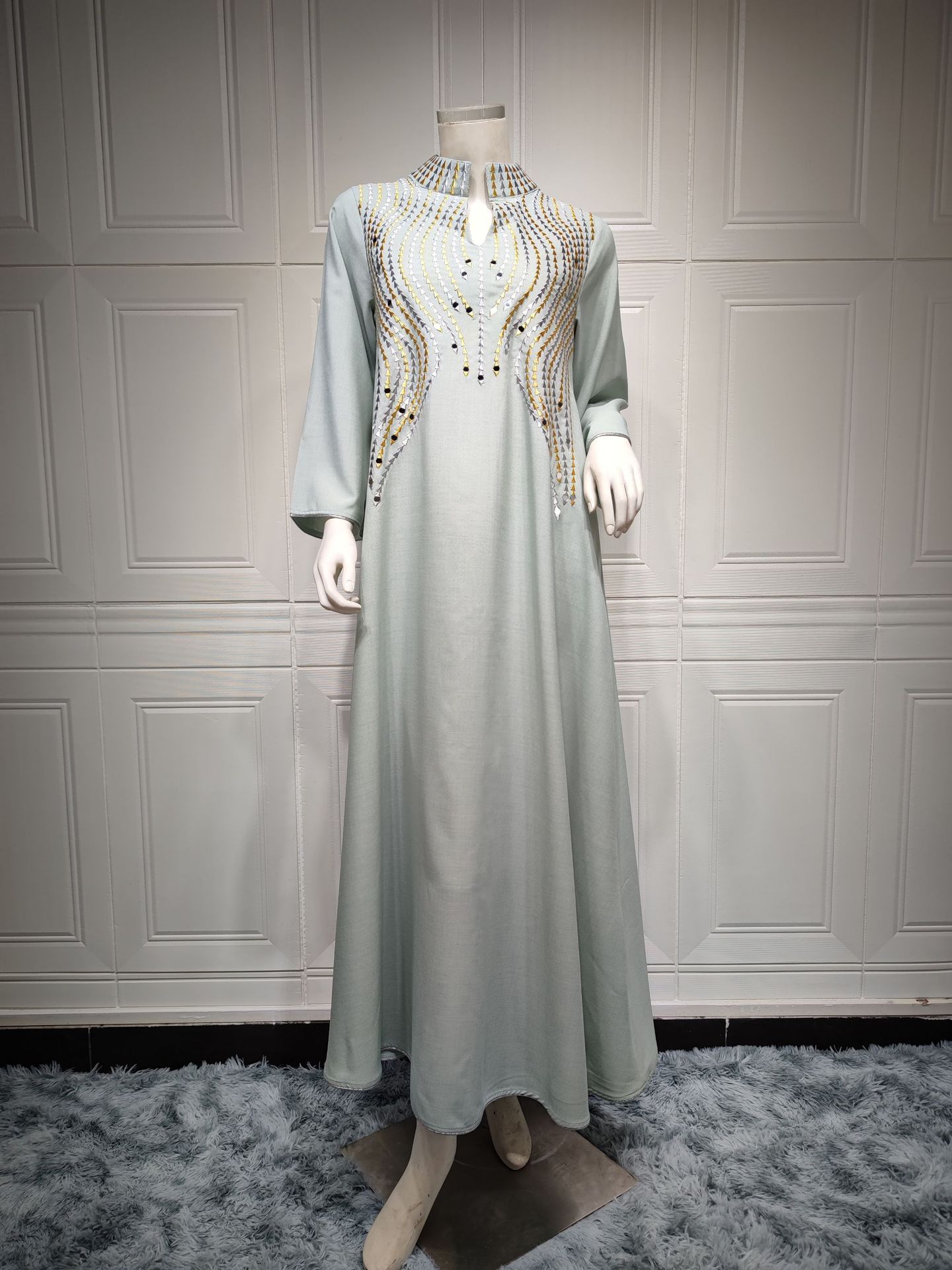 Robe de soirée brodée d'inspiration moyen-orientale pour femme, alliant style et élégance.
