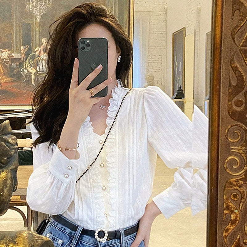 بلوزة فرنسية بتصميم عتيق ورقبة على شكل V وأكمام منفوخة